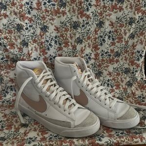 Nike Womens Blazer Mid ‘77 , Size 8